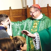 Kard. Grzegorz Ryś wraz z innymi kapłanami błogosławił dzieci kęckiej wspólnoty.