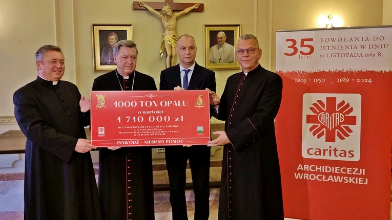 Wrocławska Caritas podarowała 1000 ton opału dla powodzian. "Spełniamy złożoną obietnicę"