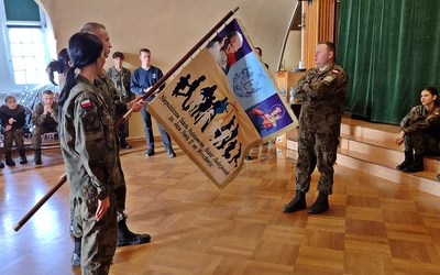 Baczność, spocznij! Czyli o tym, jak się (nie) poruszać ze sztandarem