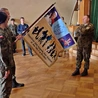 Baczność, spocznij! Czyli o tym, jak się (nie) poruszać ze sztandarem