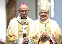 W ubiegłym roku w uroczystość Chrystusa Króla Wszechświata w katedrze katowickiej nuncjusz apostolski abp Antonio Guido Filipazzi nałożył paliusz na ramiona abp. Adriana Galbasa.