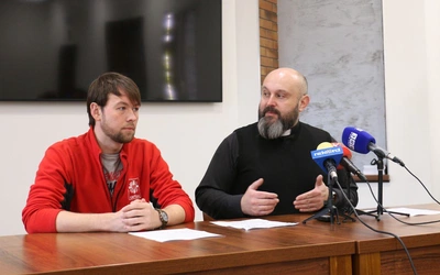 Ks. Damian Drabikowski i Hubert Kaczmarczyk zachęcają do wsparcia bezdomnych.