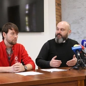 Ks. Damian Drabikowski i Hubert Kaczmarczyk zachęcają do wsparcia bezdomnych.
