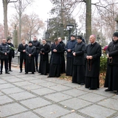 Przy kaplicy, gdzie znajdują się groby biskupów Edwarda Materskiego, Stefana Siczka i Adama Odzimka, wspólnota odmówiła Koronkę do Bożego Miłosierdzia.