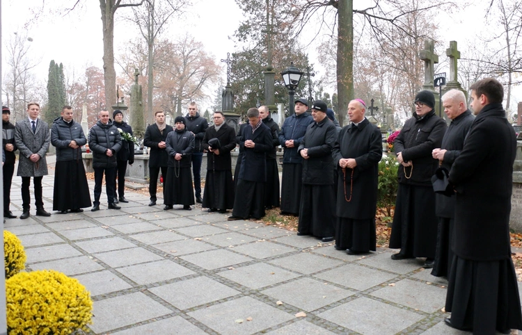 Przy kaplicy, gdzie znajdują się groby biskupów Edwarda Materskiego, Stefana Siczka i Adama Odzimka, wspólnota odmówiła Koronkę do Bożego Miłosierdzia.