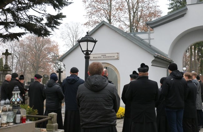 Modlitwa wspólnoty WSD w Radomiu za zmarłych duchownych 