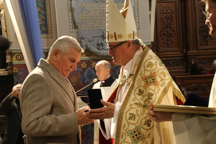 Płock. Nieszpory i medale Benemerenti
