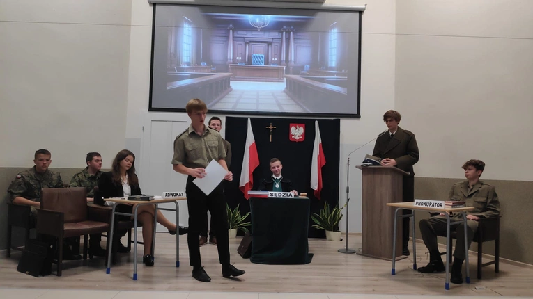 Uczniowie zostali przeniesieni na salę sądową. 