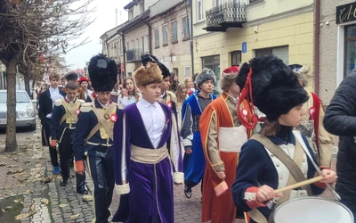 Uczniowie i nauczyciele przeszli ulicami miasta w patriotycznym marszu.