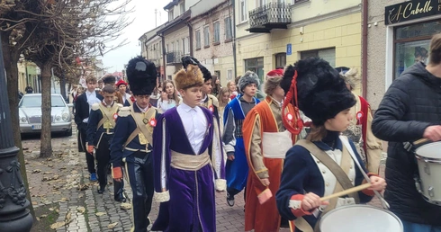 Uczniowie i nauczyciele przeszli ulicami miasta w patriotycznym marszu.