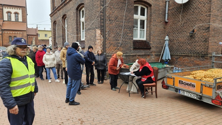 Rycerze przekazali kuchenki powodzianom