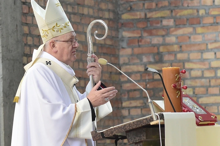 Pomnik, kielich i piuska