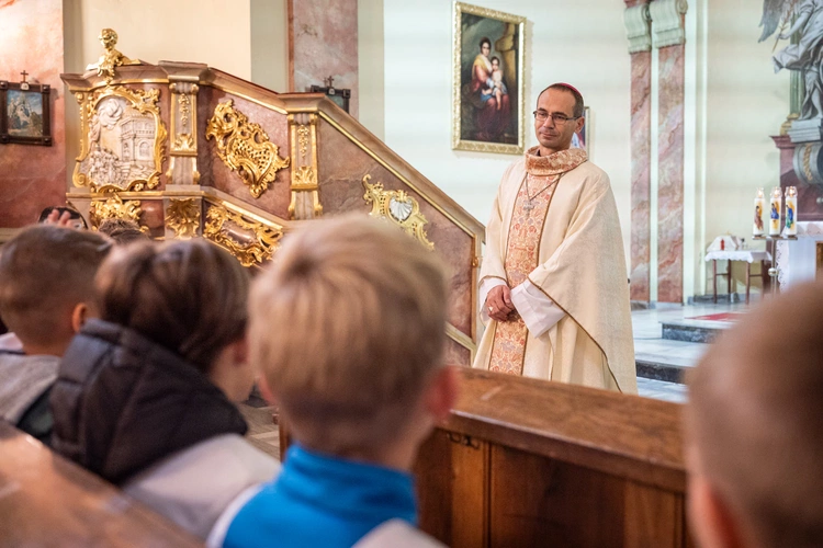 Jak biskup z ministrantami piłkę kopie