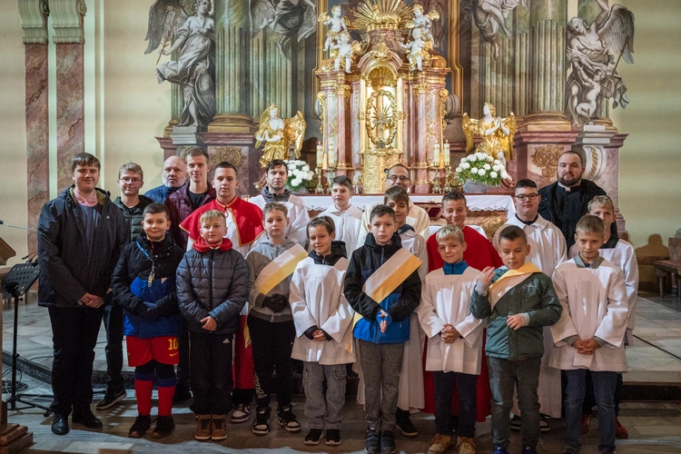 Jak biskup z ministrantami piłkę kopie