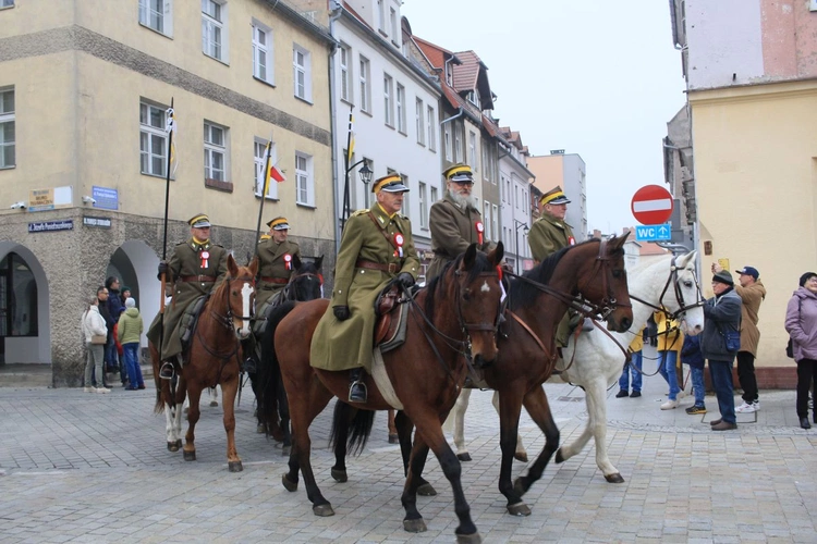 Defilada i prezentacja Kawalerzystów Ochotniczego Szwadronu 3. Pułku Ułanów Śląskich w Kędzierzynie-Koźlu