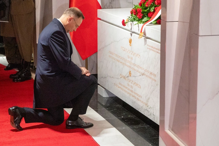 Wieńce w Mauzoleum Prezydentów RP na Uchodźstwie