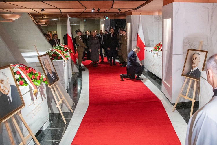 Wieńce w Mauzoleum Prezydentów RP na Uchodźstwie