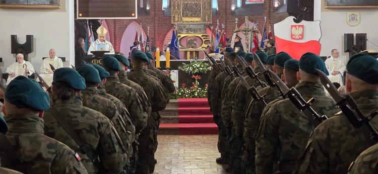 Bp Zieliński: Ojczyzna potrzebuje dziś kochających serc