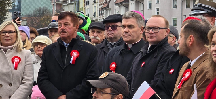 Bp Zieliński: Ojczyzna potrzebuje dziś kochających serc