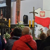 Bp Zieliński: Ojczyzna potrzebuje dziś kochających serc