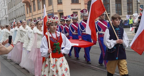 Radosna Parada Niepodległości przeszła przez Wrocław po raz 21.