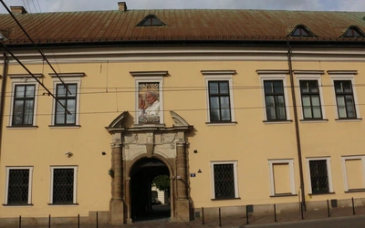 Kraków: Zmarł 47-latek, który podpalił się przed kurią