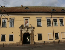Kraków: Zmarł 47-latek, który podpalił się przed kurią