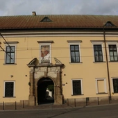 Kraków: Zmarł 47-latek, który podpalił się przed kurią