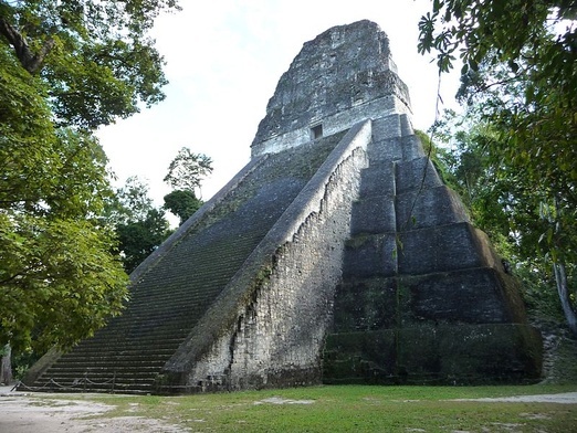 Piramida w Tikal