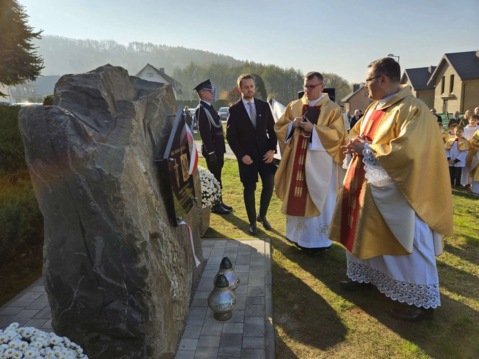 Poświęcenie obelisku i tablicy w Gródku nad Dunajcem