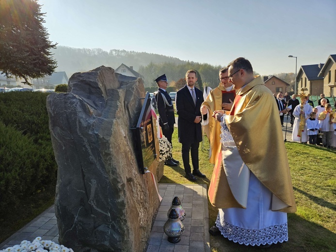 Poświęcenie obelisku i tablicy w Gródku nad Dunajcem