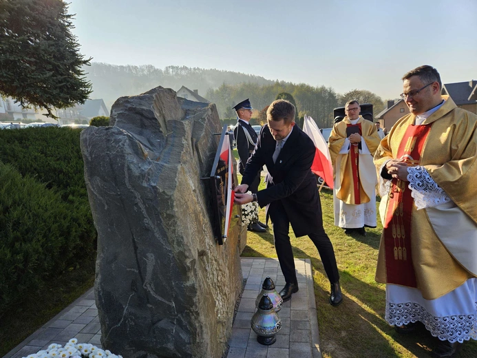 Poświęcenie obelisku i tablicy w Gródku nad Dunajcem