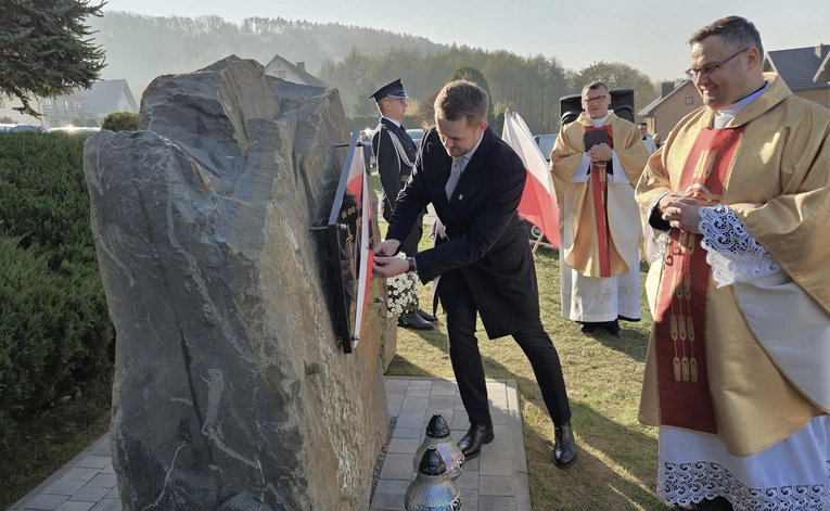 Poświęcenie obelisku i tablicy w Gródku nad Dunajcem