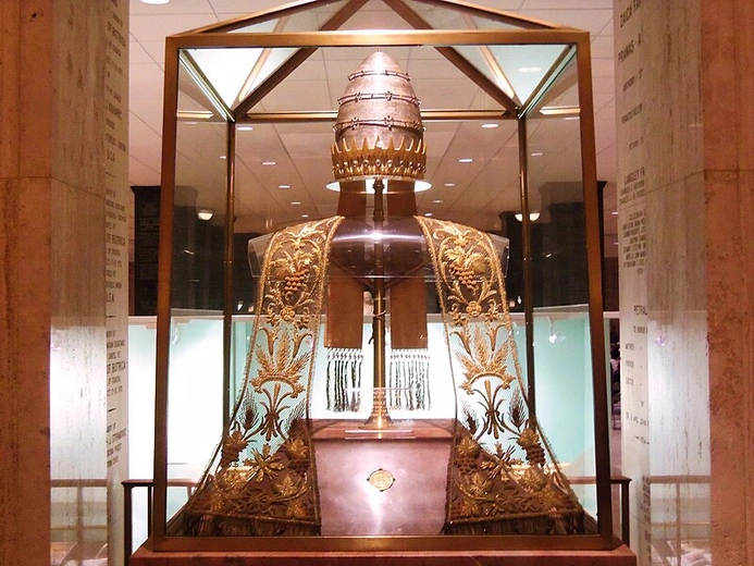 Przed 60 laty papież Paweł VI zrzekł się tiary jako symbolu władzy. Gdzie jest przechowywana?