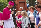 Abp Adrian Galbas wśród pielgrzymów w Piekarach Śląskich.