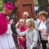 Abp Adrian Galbas wśród pielgrzymów w Piekarach Śląskich.