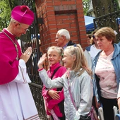 Abp Adrian Galbas wśród pielgrzymów w Piekarach Śląskich.