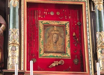 Napis umieszczony pod wizerunkiem brzmi: „Effigies B.M.V. Rokitnensis Miraculis clara” (Obraz NMP Rokitniańskiej łaskami słynący).