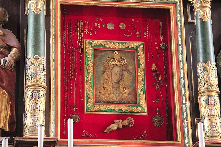 Napis umieszczony pod wizerunkiem brzmi: „Effigies B.M.V. Rokitnensis Miraculis clara” (Obraz NMP Rokitniańskiej łaskami słynący).