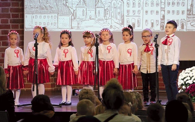 Na scenie królowały oczywiście barwy biało-czerwone. 