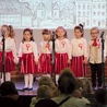 Na scenie królowały oczywiście barwy biało-czerwone. 