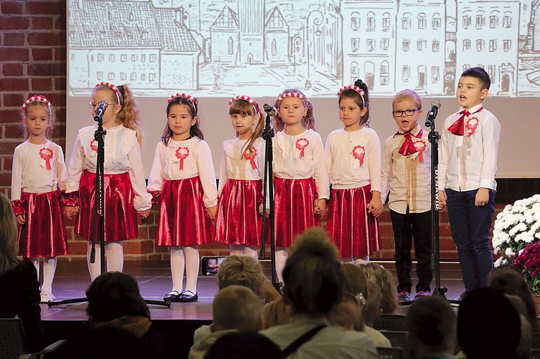Na scenie królowały oczywiście barwy biało-czerwone. 
