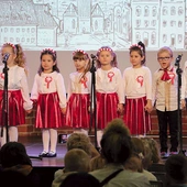 Na scenie królowały oczywiście barwy biało-czerwone. 