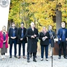 Przedstawiciele instytutu i wolontariusze projektu na konferencji prasowej.