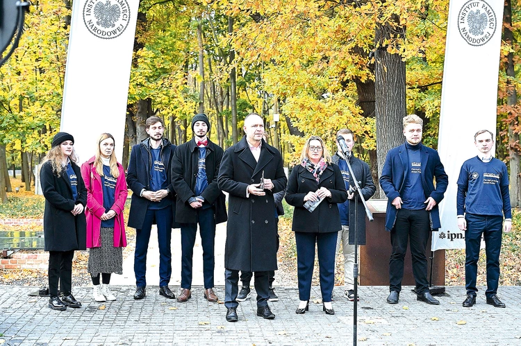 Przedstawiciele instytutu i wolontariusze projektu na konferencji prasowej.