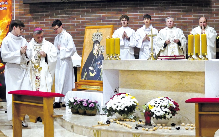 Bp Roman Pindel przewodniczył Mszy św. w intencji zniewolonych.