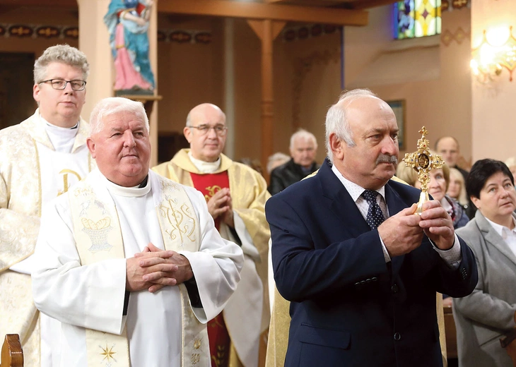Uroczyste wprowadzenie relikwii patronki.