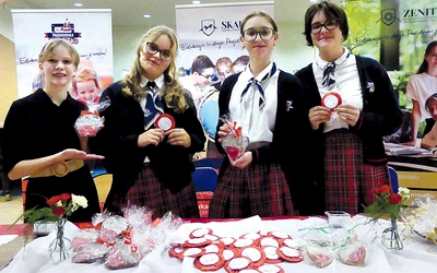 Od lewej ósmoklasistki: Gosia Żywczak, Maja Siwiec, Marlena Słabosz i Weronika Szarek.