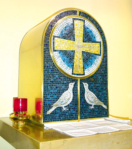 Tabernakula zdobione mozaiką: w kościele św. Alberta Wielkiego w Gliwicach (s. A.M. Kurek PDDM, 2012 r.)... 