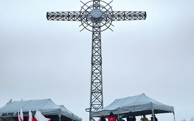 Krzyż 7 czerwca 2022 r. poświęcił abp Marek Jędraszewski. W tym miejscu warto wspominać tych, których z nami już nie ma.
